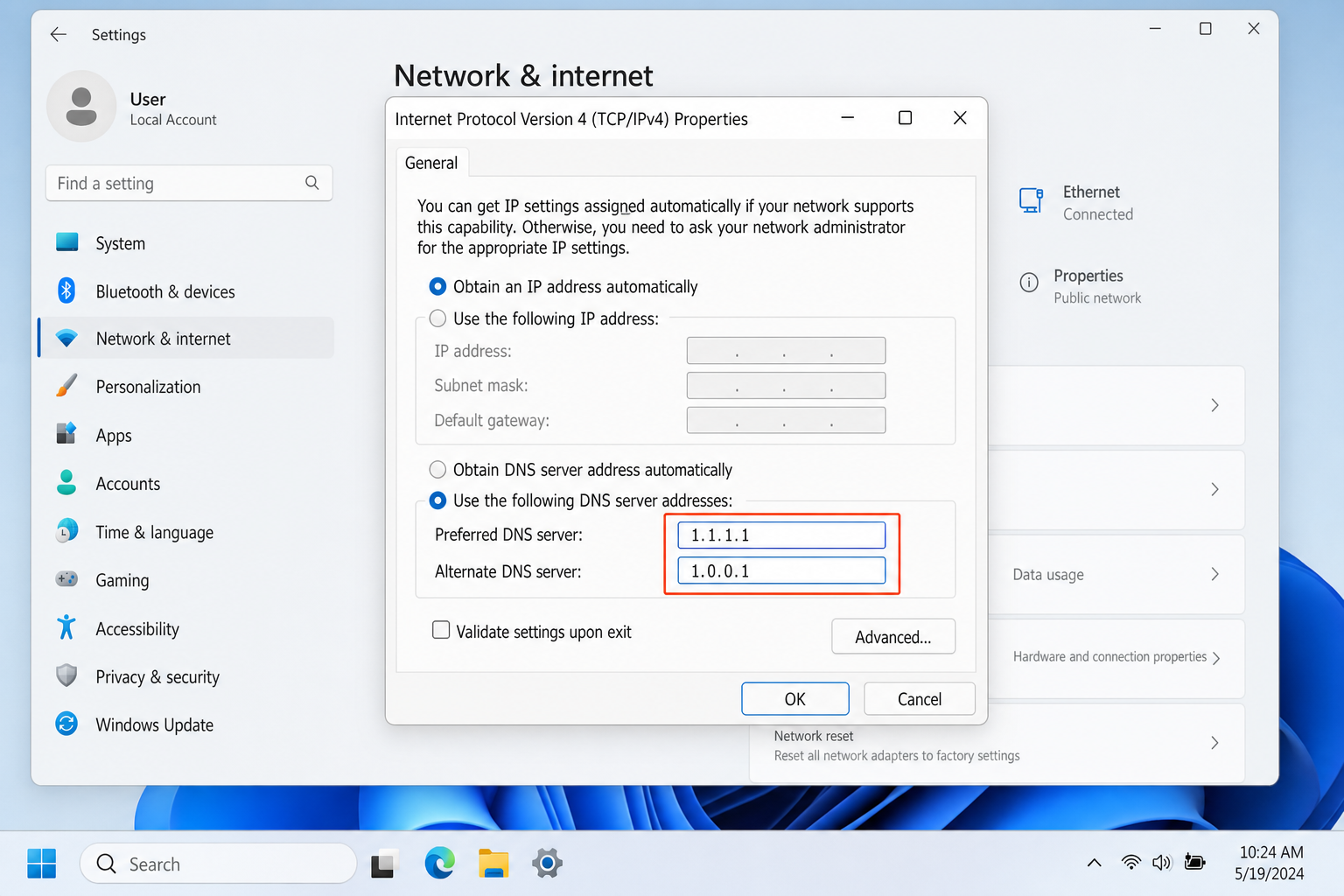 Boîte de dialogue Propriétés TCP/IPv4 de Windows 11 avec les champs du serveur DNS mis en surbrillance et les adresses Cloudflare saisies