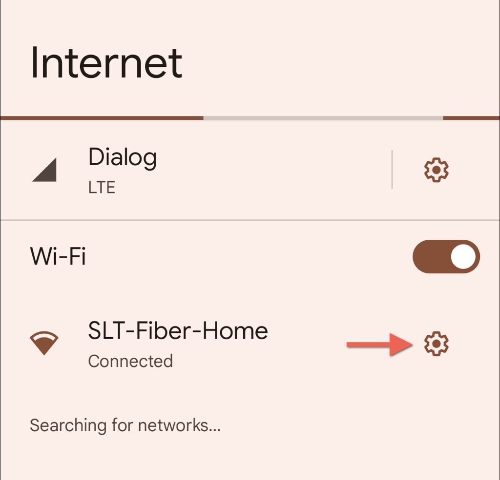 Icône d'engrenage à côté d'un réseau Wi-Fi mis en évidence dans Paramètres. - 3 options d'intérêt