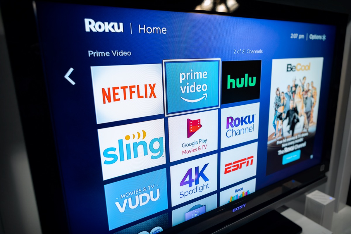 St. Louis, Missouri, États-Unis - 11 janvier 2020 : écran titre Roku affichant diverses chaînes - Conseils techniques en ligne Comment connecter votre Roku au Wi-Fi sans image à distance - St. Louis, Missouri, États-Unis - 11 janvier 2020 : Écran titre du Roku affichant diverses chaînes
