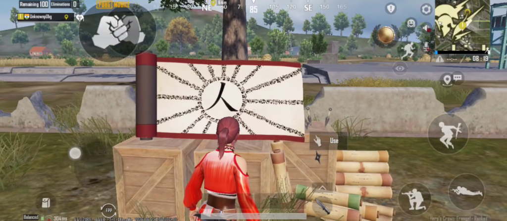 le personnage de pubg se tient devant une bannière blanche en pochinki en mode thème couronne de héros